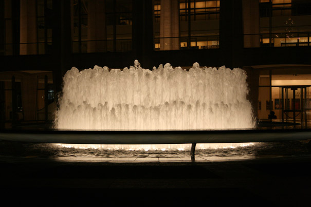Fontana u Njujorku ispred Metropoliten opere, jun 2010 1 A.jpg